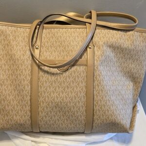 EXCELLENT CONDITION Michael Kors Beige Travel Tote Bag
